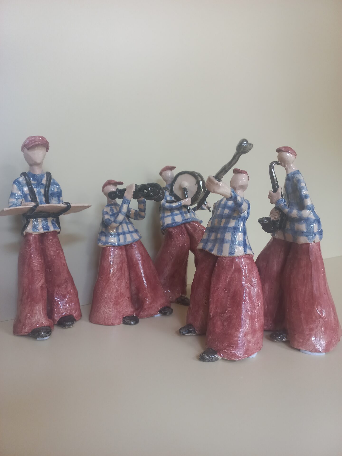 Pleuni Bruinsma keramiek danseres in violet